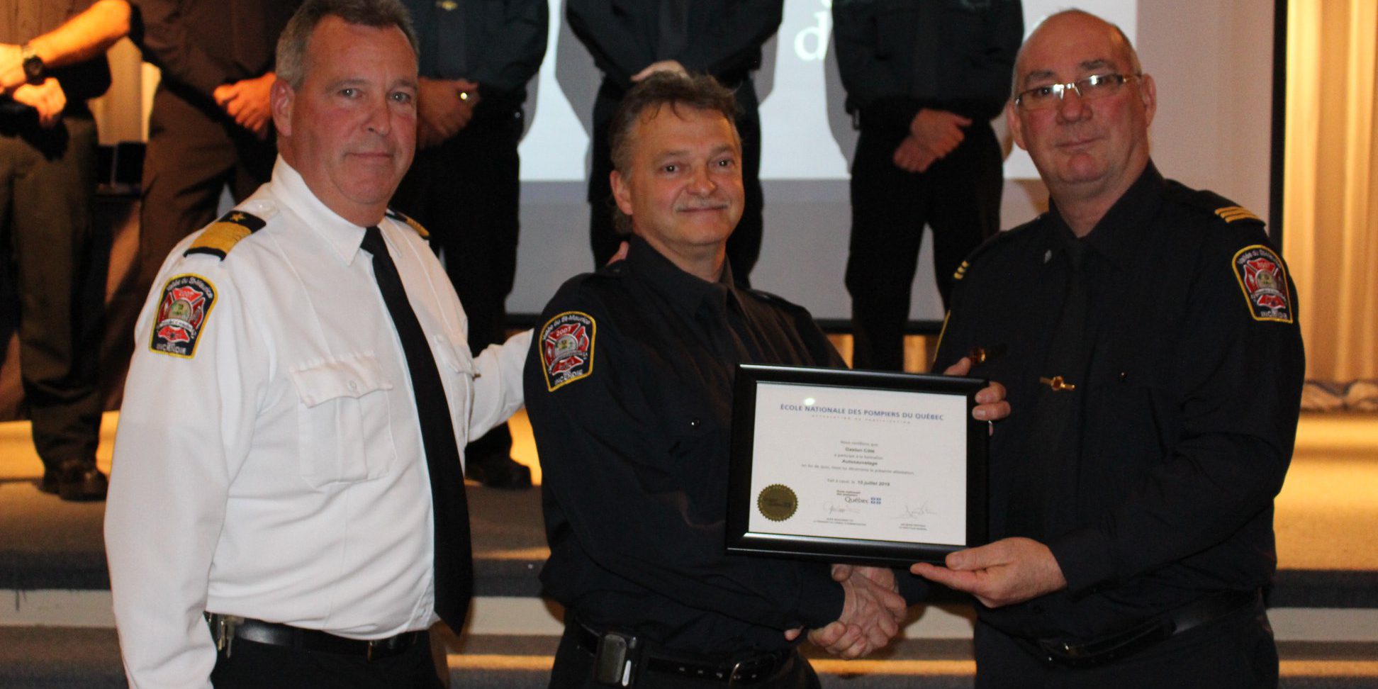 Gaston_Cote_pompier Remise certificat pompier