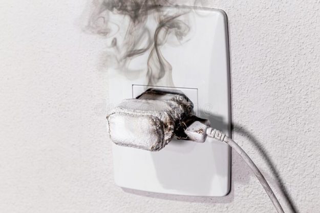 chargeur-de-telephone-cellulaire-fumee-court-circuitee-et-incendie-appareil-electrique-fusion-215764369 chargeur-de-telephone-cellulaire-fumee-court-circuitee-et-incendie-appareil-electrique-fusion