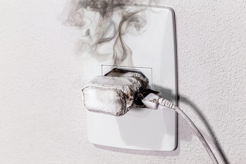 chargeur-de-telephone-cellulaire-fumee-court-circuitee-et-incendie-appareil-electrique-fusion